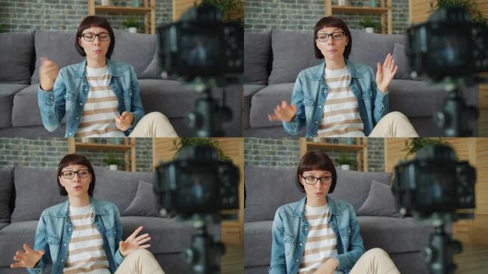 女性视频记录器在公寓制作内容中为相机说话的慢动作