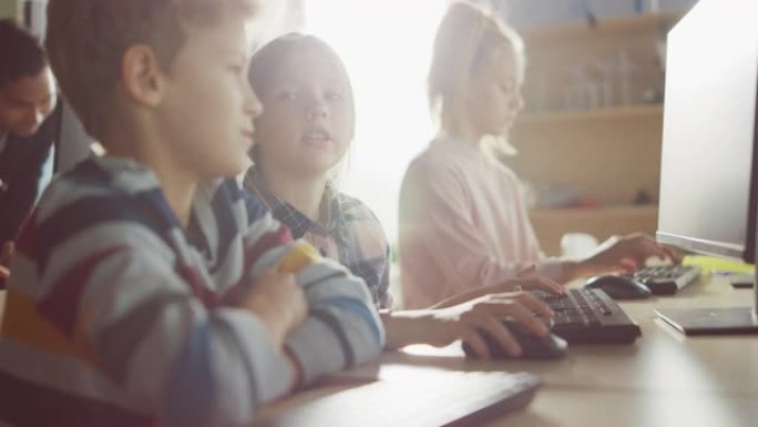 小学计算机科学教室: 使用个人计算机时说话的聪明女孩和男孩的肖像，学习信息学，互联网安全，软件编码的