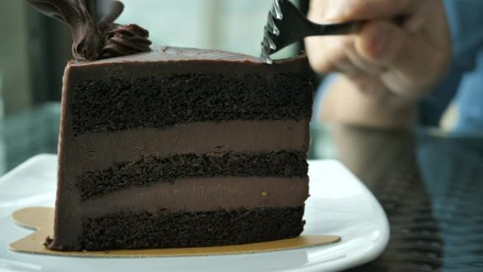 在咖啡馆切巧克力蛋糕