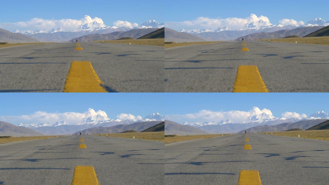 低角度: 卡车向珠穆朗玛峰行驶时消失在远处