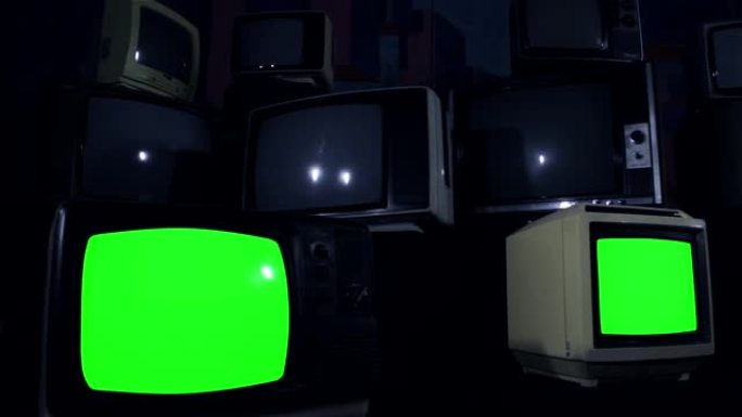 绿屏80年代电视组。多莉平行射击。夜色。