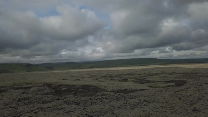 冰岛苔藓熔岩场的无人机视图