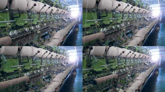 线轴缠绕白线的缝纫机。现代纺织厂。