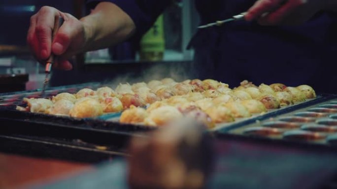 厨师烹饪日本食物章鱼烧