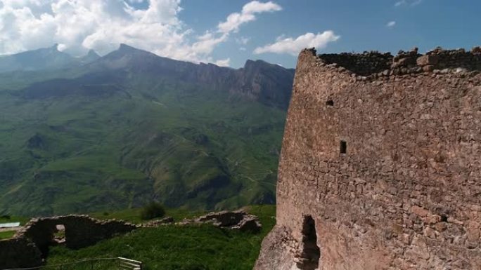 北奥塞梯山区的古老堡垒和塔楼。北高加索阿拉尼亚