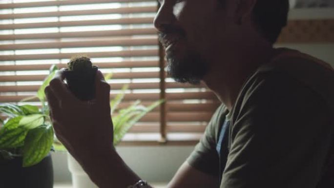 花匠男人在家种植植物。