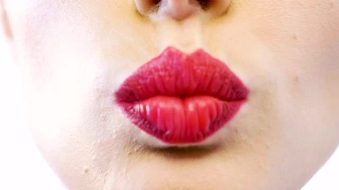 完美、红色和肉质嘴巴的微距拍摄。在嘴上，有红色的唇膏，使嘴唇更加美丽和感性。
