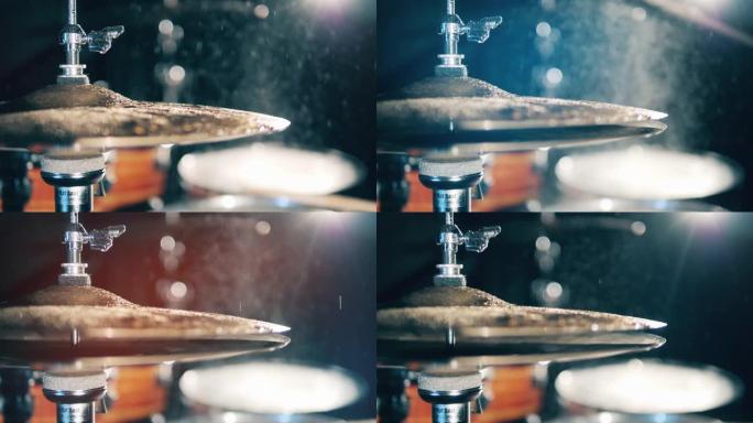 鼓手用水演奏钹。