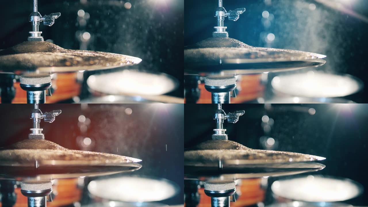 鼓手用水演奏钹。