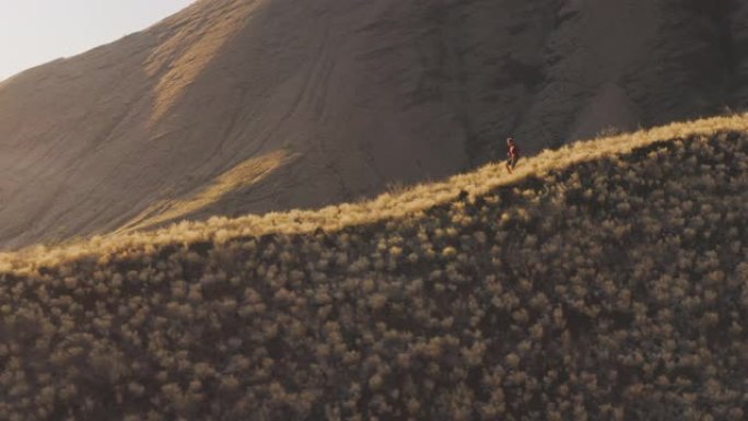 极限山地跑步训练跑向希望山中奔跑