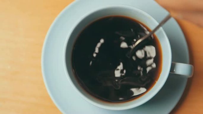 用勺子搅拌咖啡一杯苦咖啡冲泡咖啡搅拌咖啡