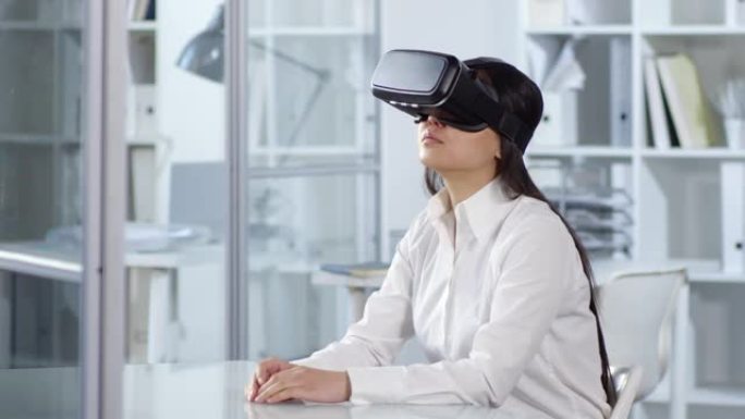 亚洲女性在办公室使用VR耳机