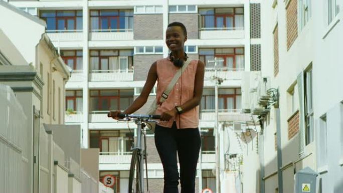 女子骑自行车在城市街道4k