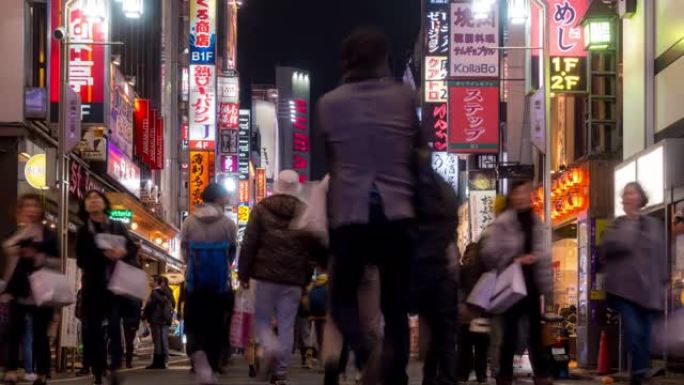 延时: 东京新宿歌舞伎町的行人和游客拥挤