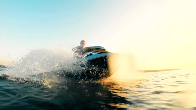 风景秀丽的水景，一个人在摩托艇上，在阳光下waverunner车辆