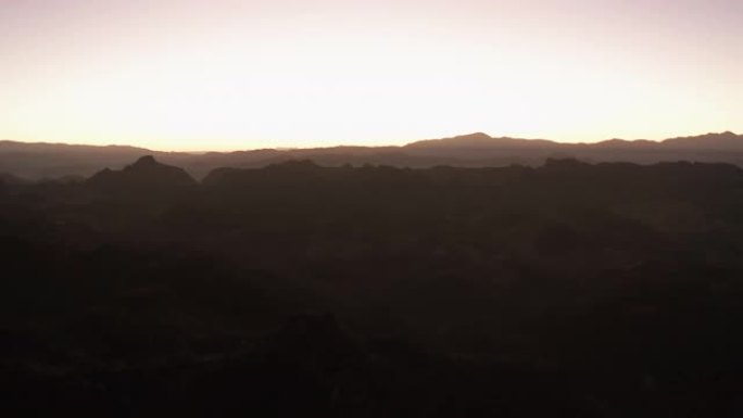 日出前的空中山脉生态山脉自然景色大山风景