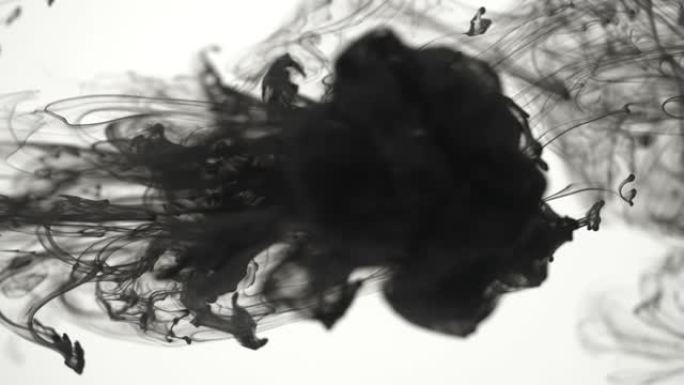 黑色油漆云喷涂。一团流动