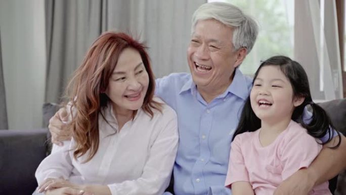 4k分辨率快乐的亚洲家庭和老年夫妇生活方式。爷爷奶奶和孙女在living-room.relation