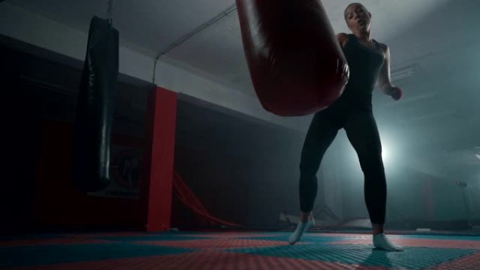 女拳击手踢出气筒拳击运动健身竞技体育