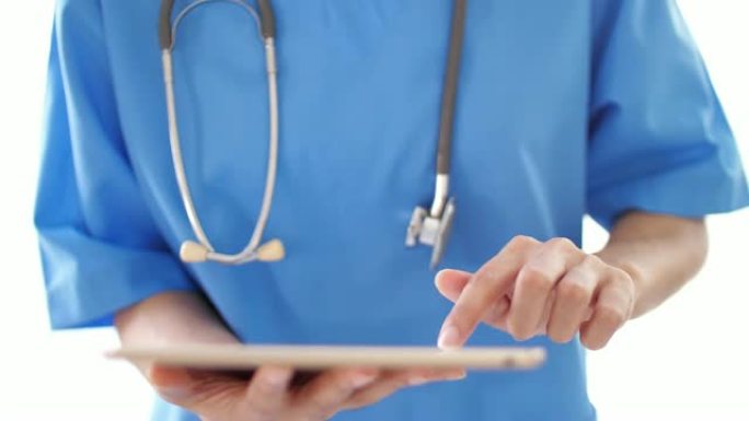 医院用数字平板电脑听诊器穿医生制服的女医生，慢动作