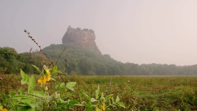 斯里兰卡农村地区外高耸岩层的风景