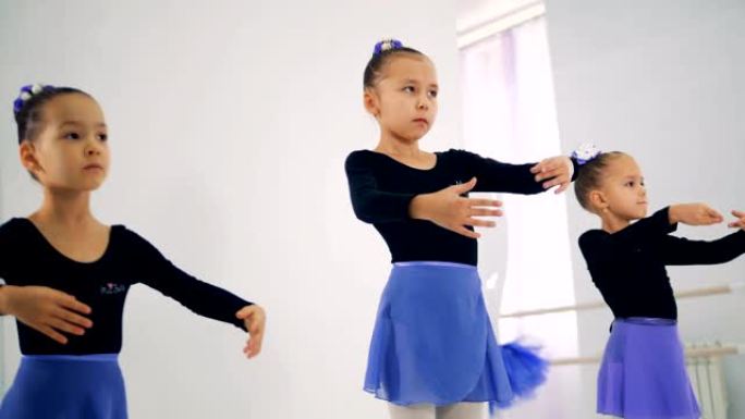 三个小女孩表演的芭蕾舞练习