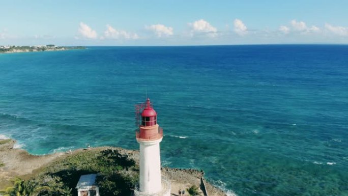 海岸蓝海附近的一座灯塔。大西洋沿岸附近灯塔的鸟瞰图。