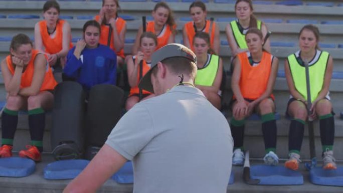 曲棍球教练与女球员解释比赛计划