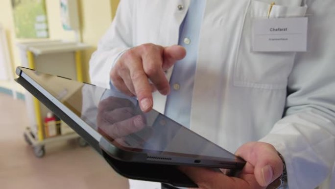 医生使用数字平板电脑和医院
