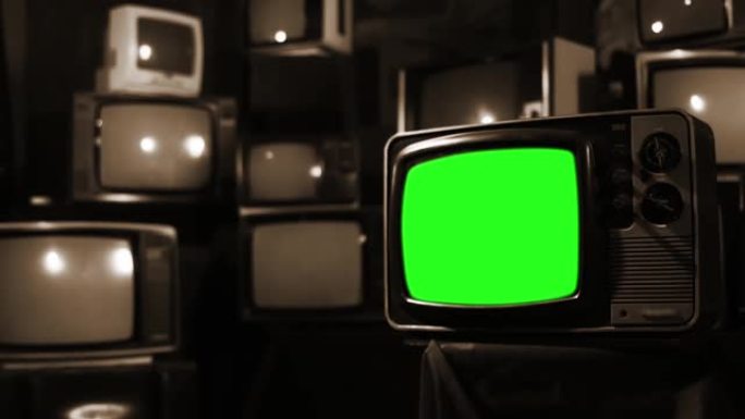 许多旧电视上的绿屏老式电视。棕褐色色调。放大。