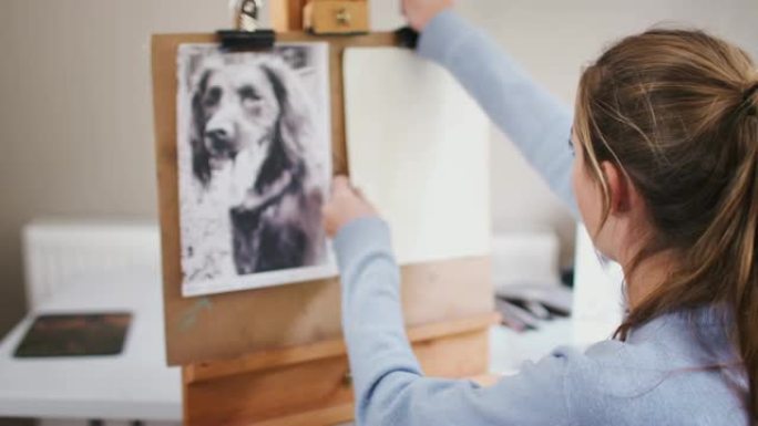 女少年艺术家准备从照片中绘制狗的照片