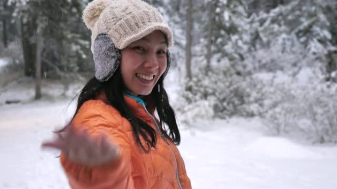 女人在假日下雪时欢迎白色背景的人。