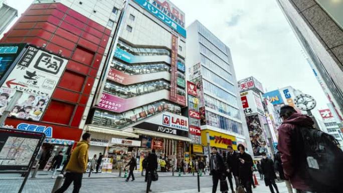 行人的4k时间流逝人群未定义的人步行立交桥在日本秋叶原东京市的街道交叉路口。日本文化与电城购物区概念