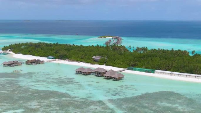 空中: 沿着马尔代夫天堂岛的空旷的白色沙滩飞行。