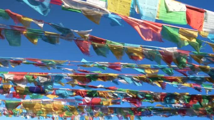 特写: 五彩祈祷旗在吹过西藏的风中飘扬。