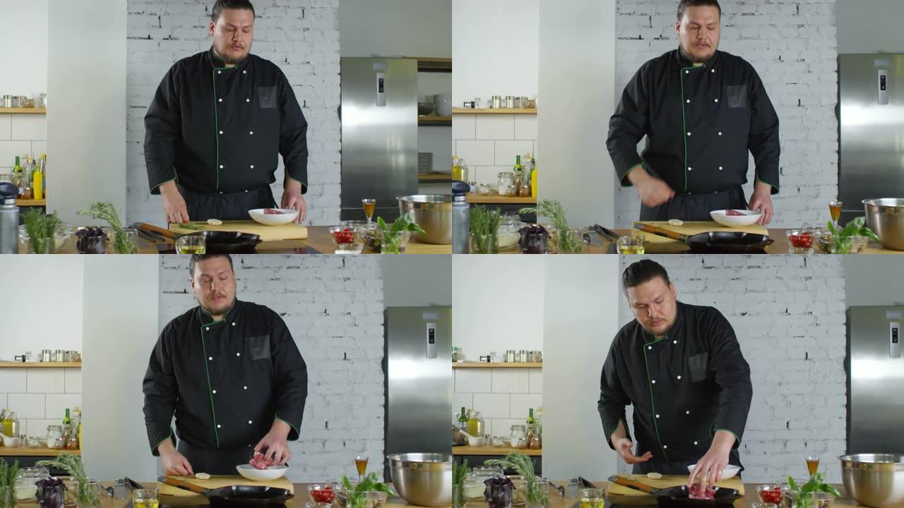 男厨师在烹饪节目中解释食谱