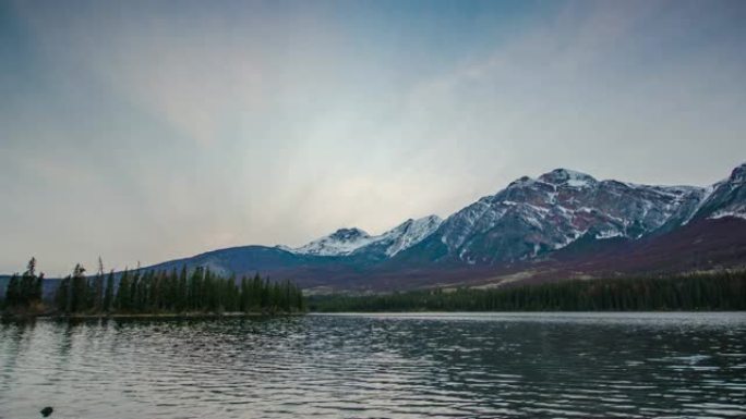 加拿大贾斯珀艾伯塔省金字塔湖和金字塔山的日落