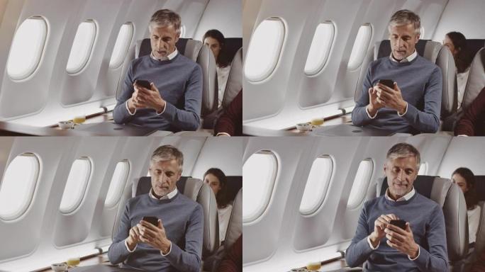 在私人飞机上使用智能手机的商人