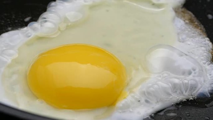 煎蛋。煎鸡蛋美食高热量