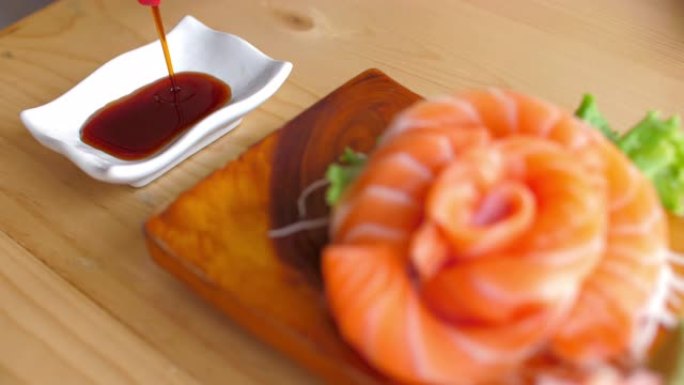 三文鱼生鱼片准备食用，日本料理