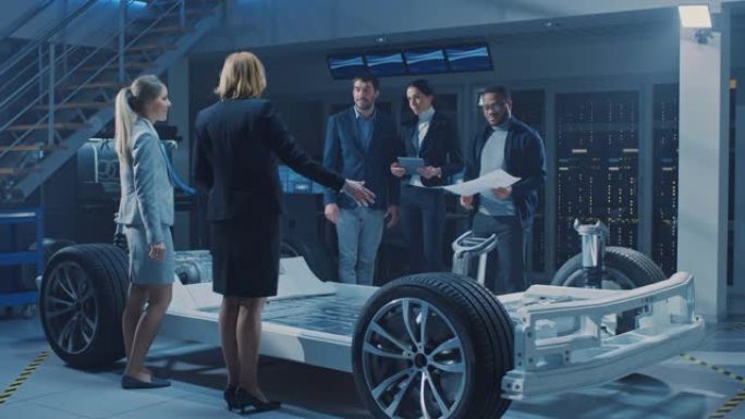 国际汽车设计工程师团队向一群投资者和商人介绍了未来的自主电动汽车平台底盘。带车轮、发动机和电池的车架