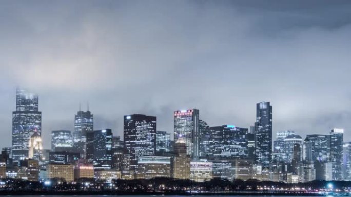 T/L ZO芝加哥夜景与流动的云/芝加哥，伊利诺伊州
