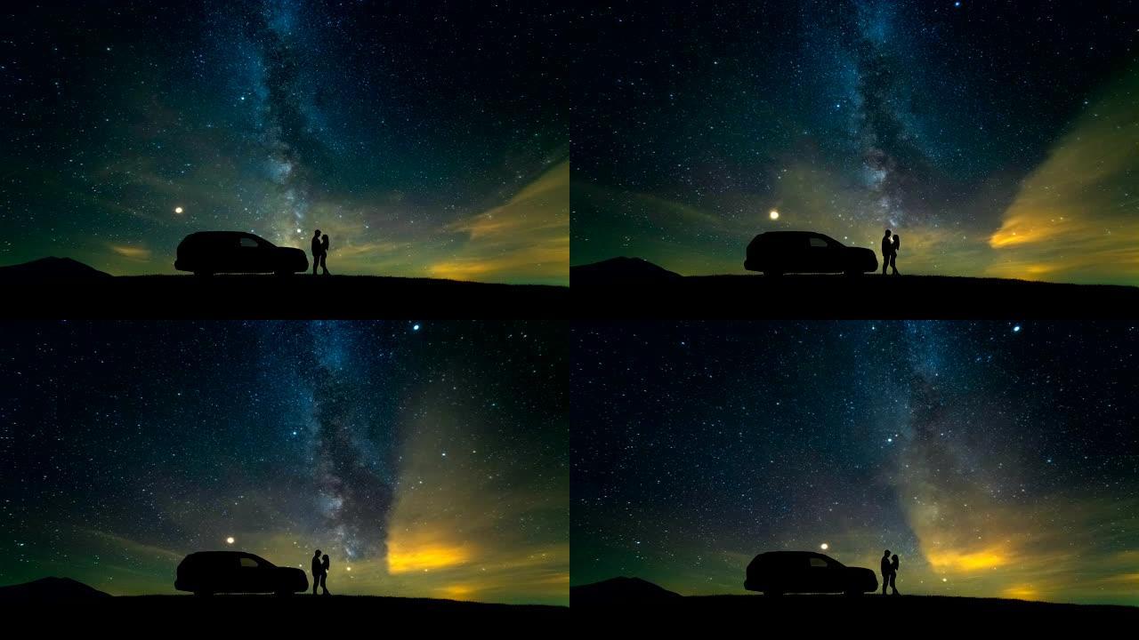 男人和女人站在一辆汽车旁，面对星空。时间流逝