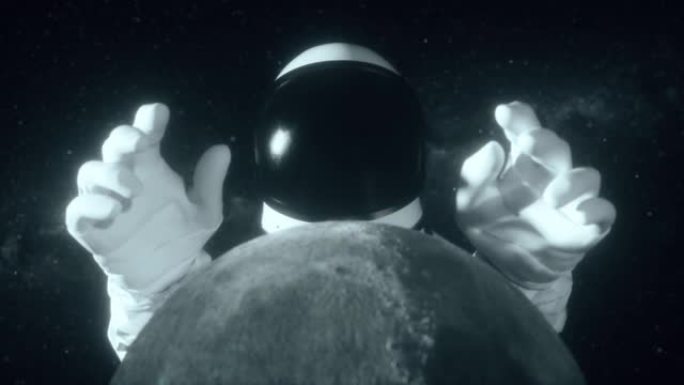 一名宇航员在月球后面伸开双手