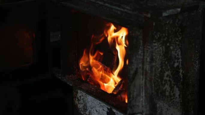 在寒冷中保持温暖壁炉燃烧升格慢镜头冬日温