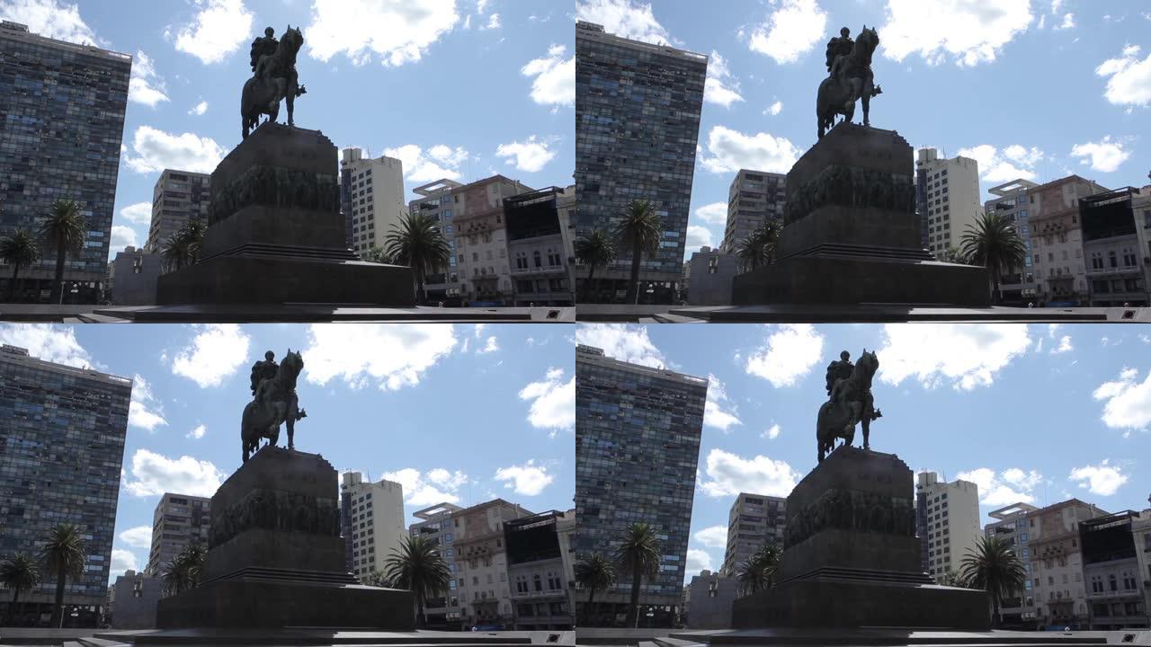 乌拉圭蒙得维的亚独立广场的阿蒂加斯将军雕像。