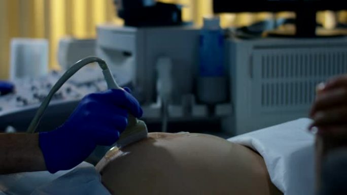 医生用超声波检查孕妇