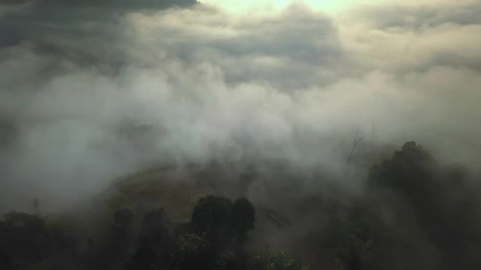雾的鸟瞰图流过泰国北部的雨林山