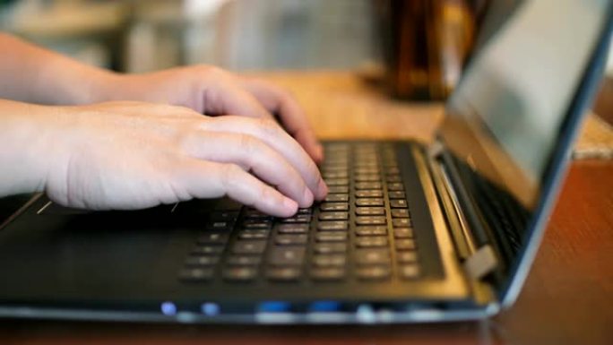 女人手在笔记本电脑键盘上打字，滑块向右移动，慢动作