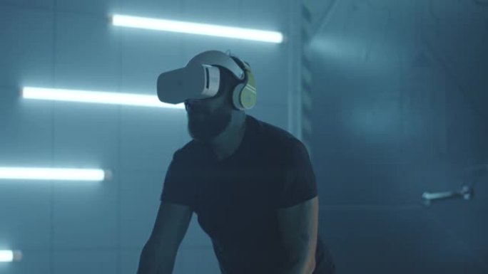 玩VR动作游戏的玩家